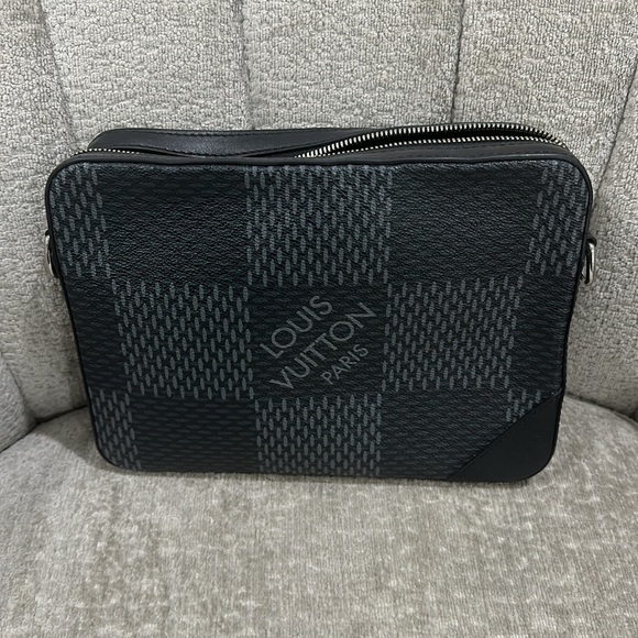 Louis Vuitton Trio Messenger Bag in Damier Graphite 3D Christmas is in the bag - Picture 2 of 11